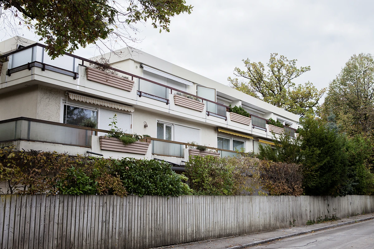 Sicht auf das Haus in dem sich die Wohnungen befinden, Betonfassade