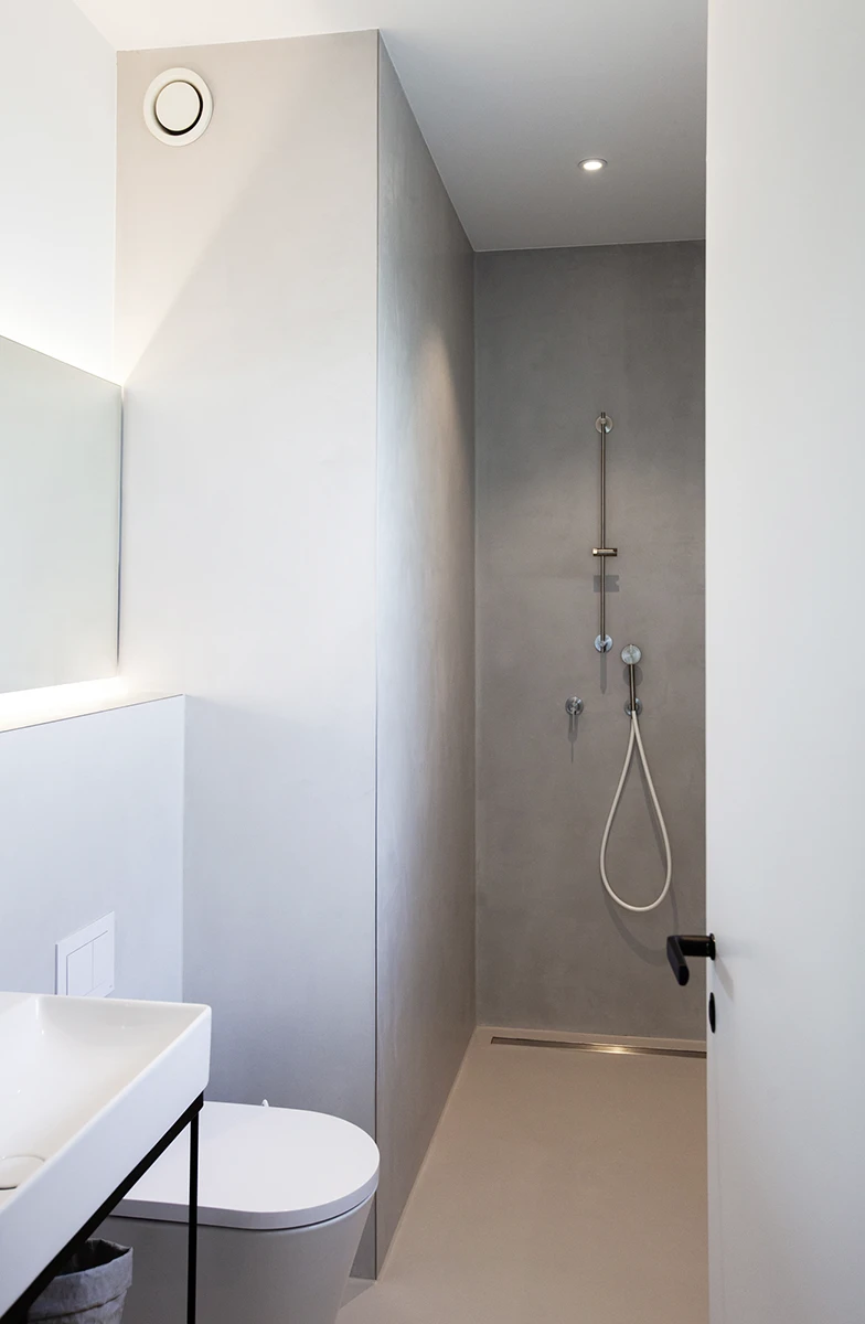 stoiber-architektur-neubau-einfamilienhaus_muenchen-badezimmer_14 Gästebad, modern, grau gefliesst, bodengleiche Dusche