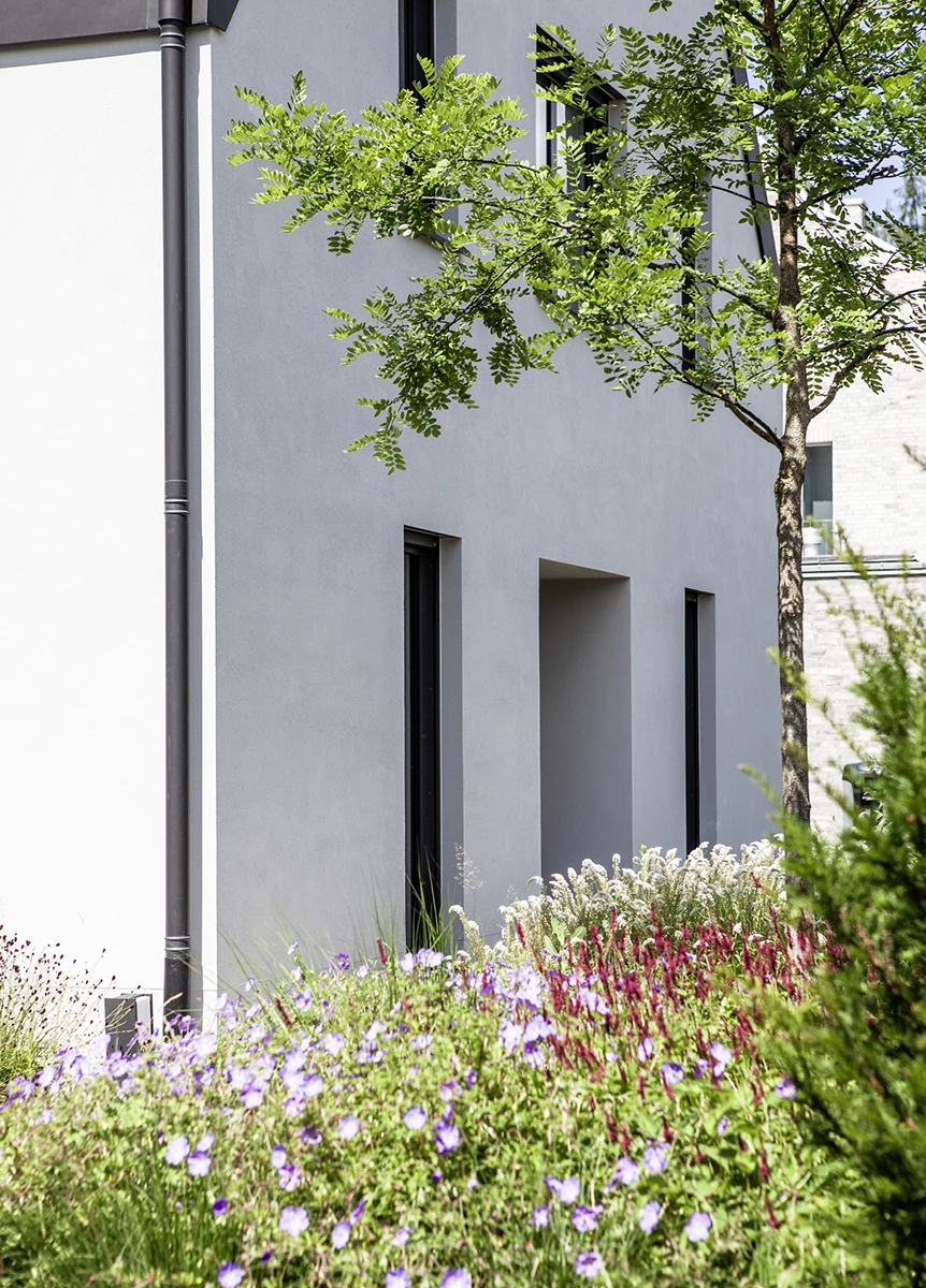 Seitlicher Blick auf das Haus, weisse Fassade