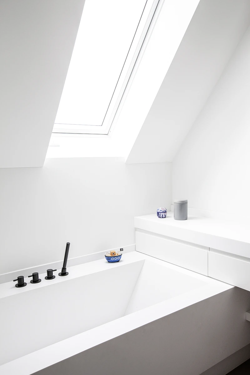 Badezimmer komplett in weiß, Badewanne mit futuristischen Armaturen