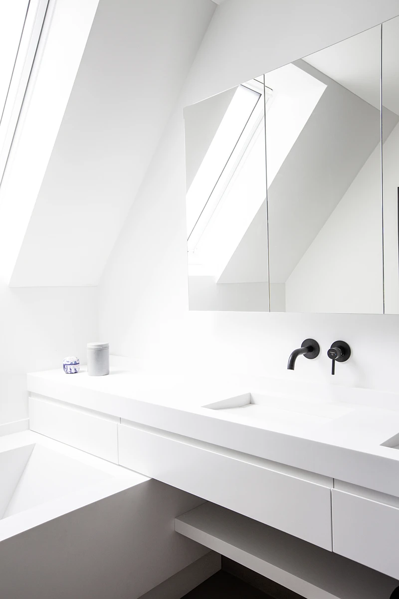 Badezimmer komplett in weiß, grosser Spiegelschrank über Waschbecken