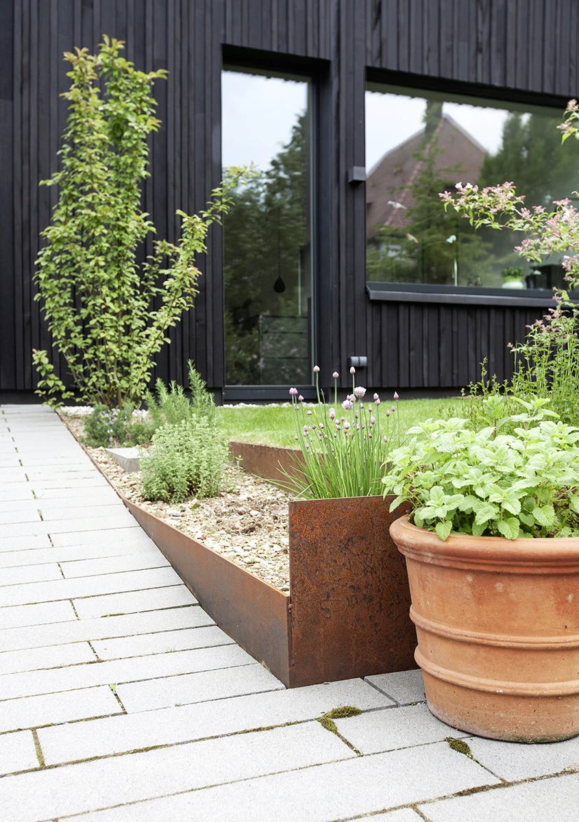 stoiber-architektur-neubau-einfamilienhaus_muenchen_garten-weg_02 Garten-Weg zum Eingangsbereich des Hauses, helle Pflastersteine, Wiese und Pflanzen