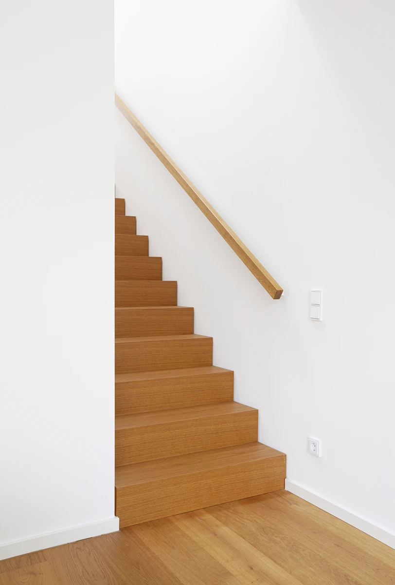 stoiber-architektur-neubau-einfamilienhaus_muenchen_treppe_08 Treppenaufgang, Stufen in dunklen Holz, Wände weiss