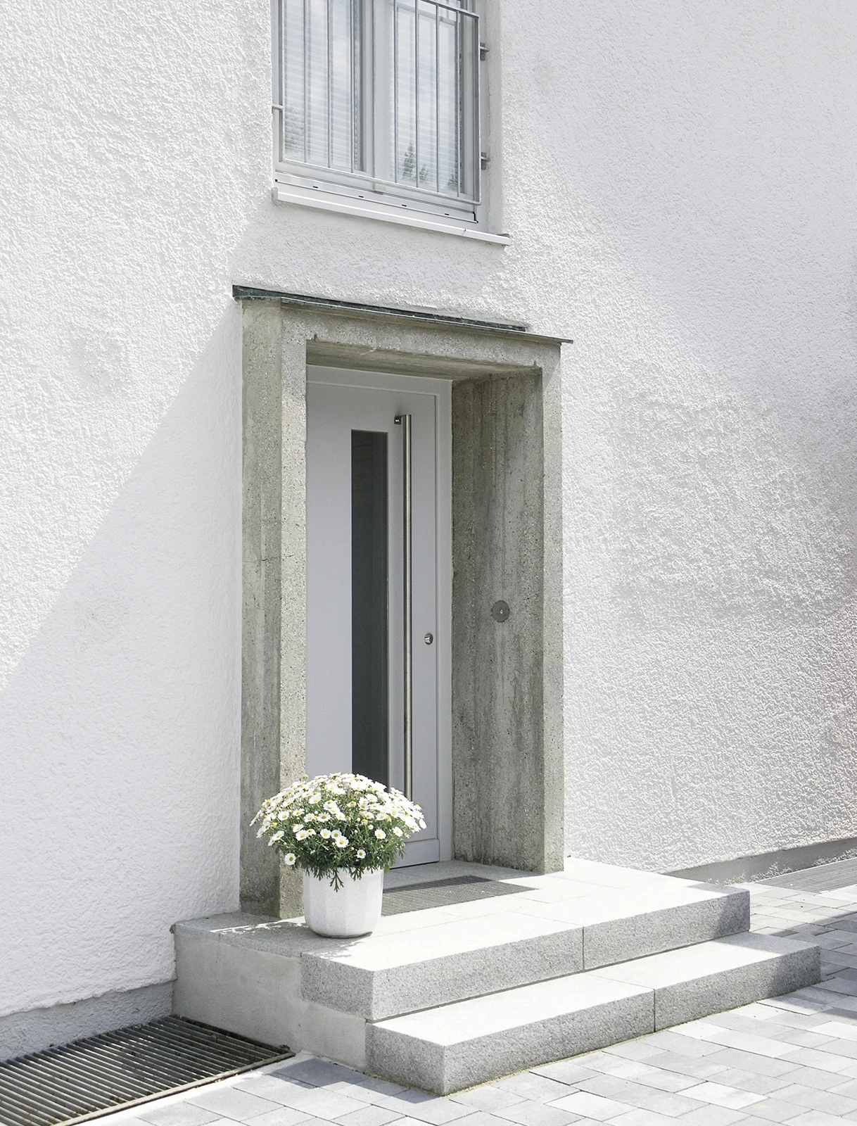 stoiber-architektur_dachgeschossausbau_neubau-anbau_holzbau_aussen_eingangsbereich_05 Eingangsbereich mit kleinem Vordach und mehren Stufen, Einfamilienhaus Umland München