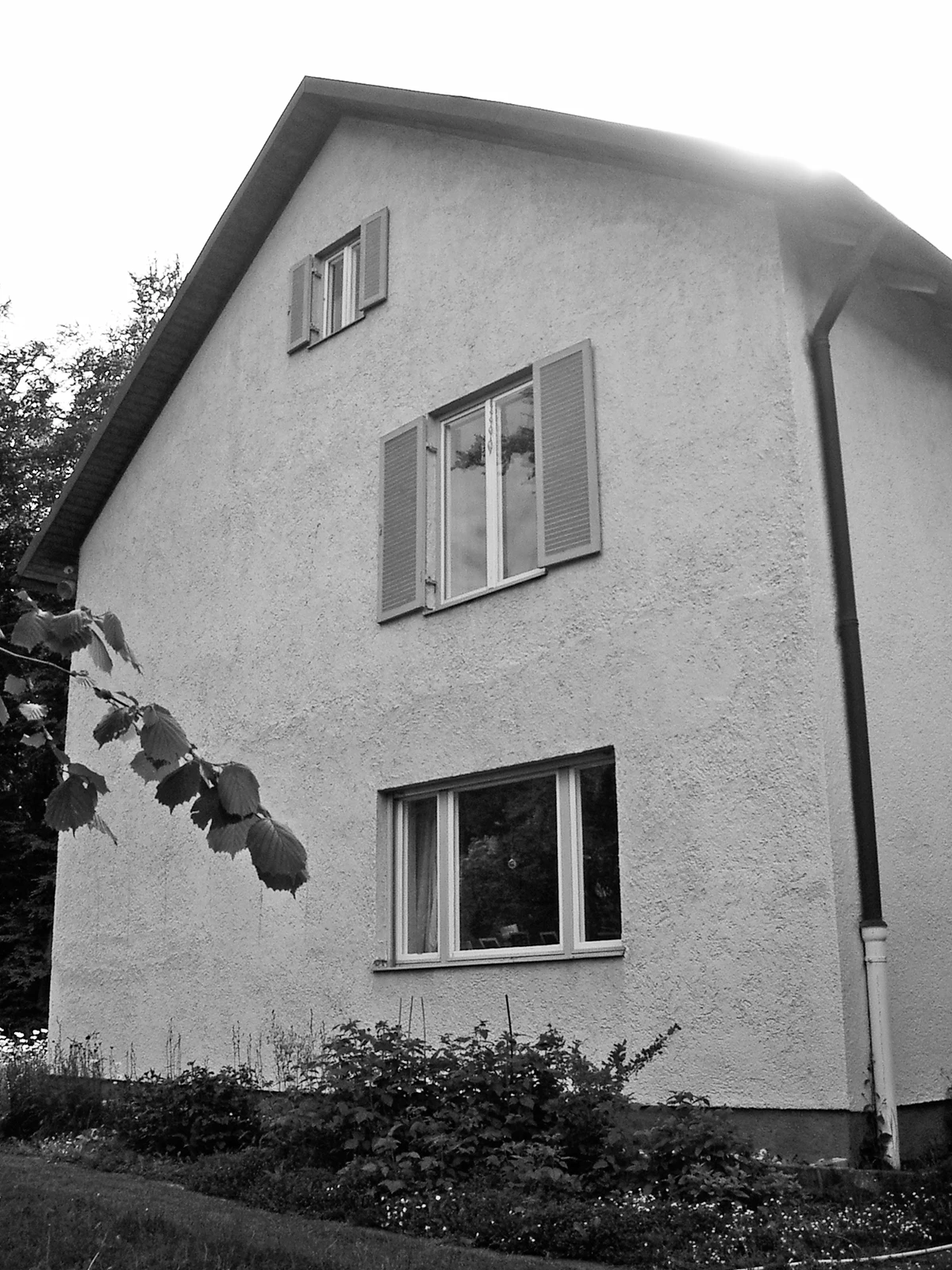 stoiber-architektur_dachgeschossausbau_neubau-anbau_holzbau_aussenansicht_09 Blick auf Fassade vor der Sanierung, Einfamilienhaus Umland München