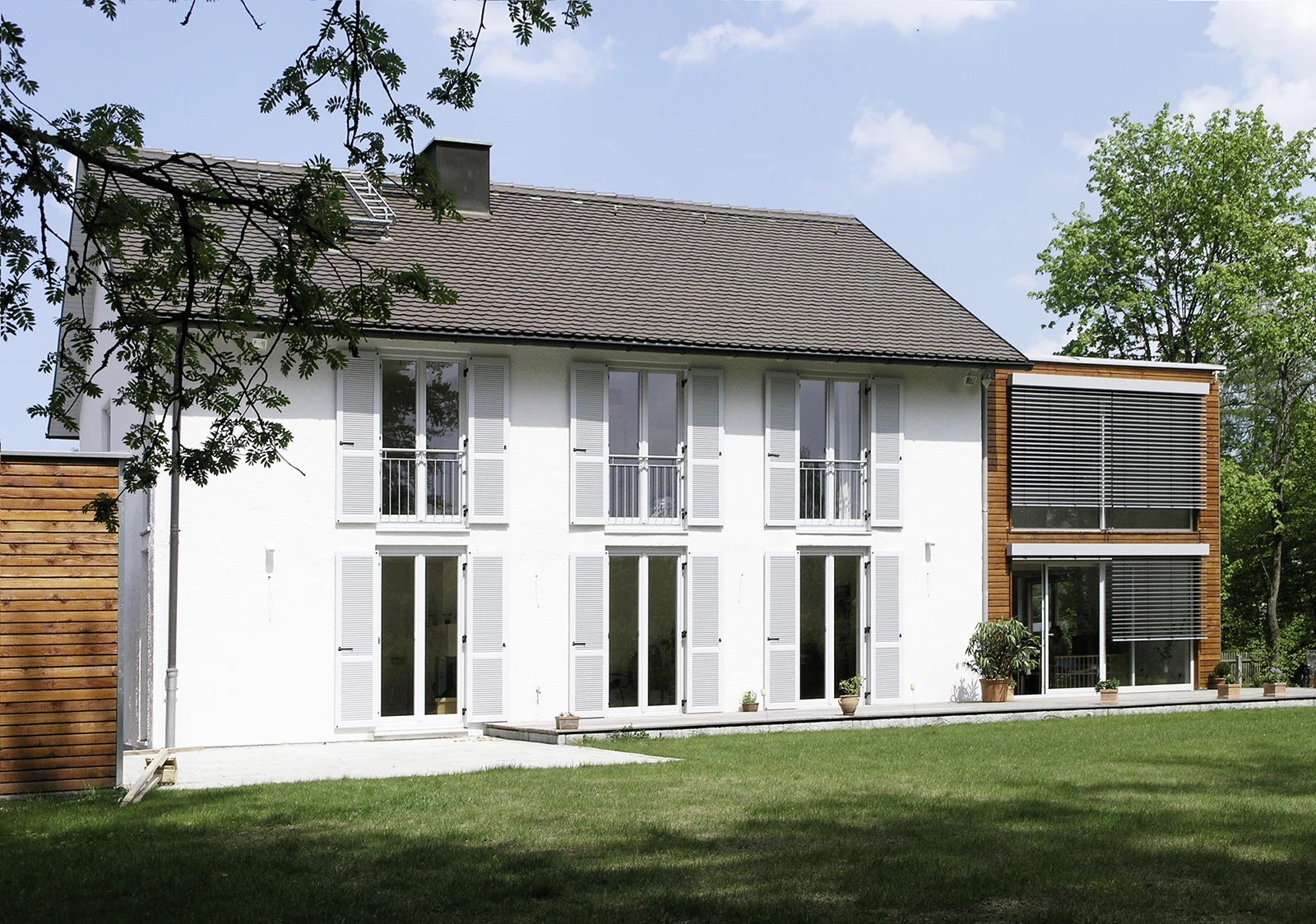 Blick aus dem Garten auf die sanierte Fassade des Bestand-Hauses, Einfamilienhaus Umland München