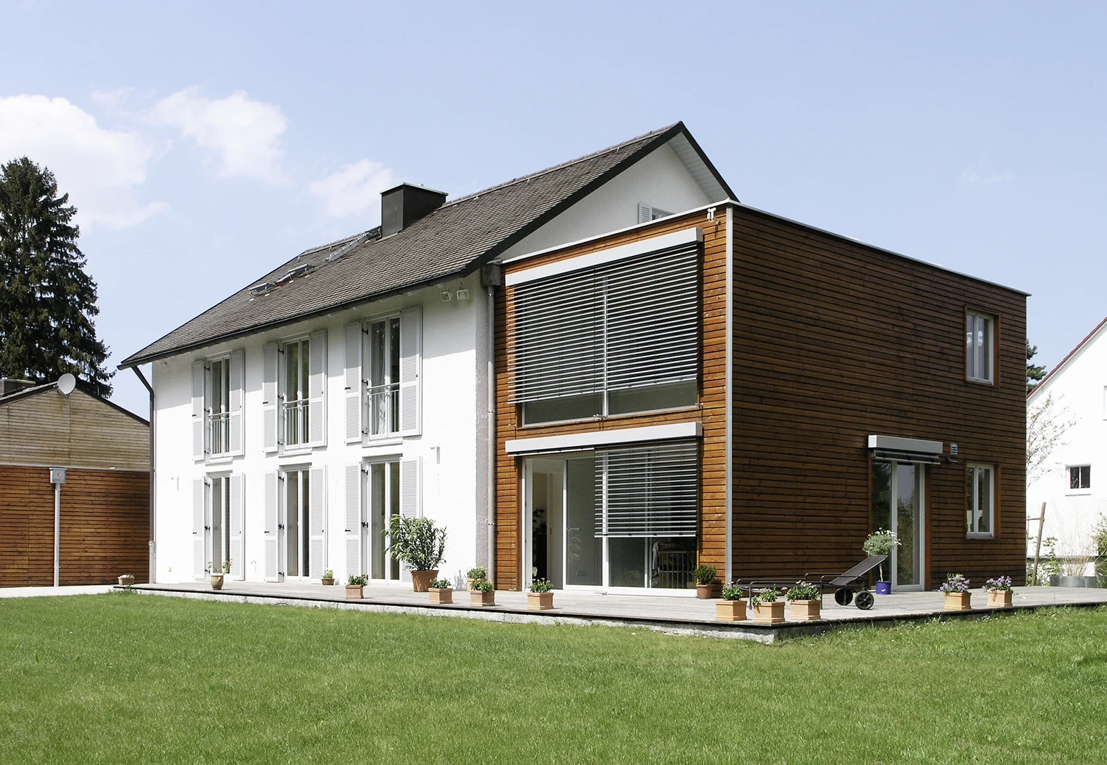 stoiber-architektur_dachgeschossausbau_neubau-anbau_holzbau_aussenansicht_anbau_02 Blick aus dem Garten auf den Anbau, Einfamilienhaus Umland München