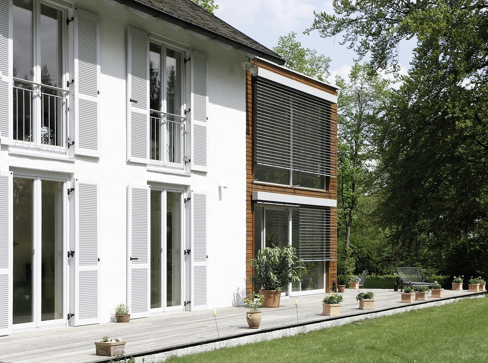 stoiber-architektur_dachgeschossausbau_neubau-anbau_holzbau_aussenansicht_anbau_03 Blick aus dem Garten auf den Anbau, Einfamilienhaus Umland München