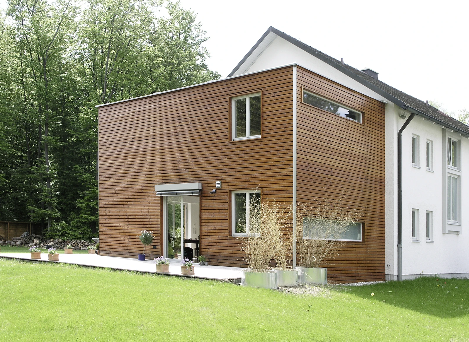 stoiber-architektur_dachgeschossausbau_neubau-anbau_holzbau_aussenansicht_anbau_04 Blick aus dem Garten auf den Anbau, Einfamilienhaus Umland München