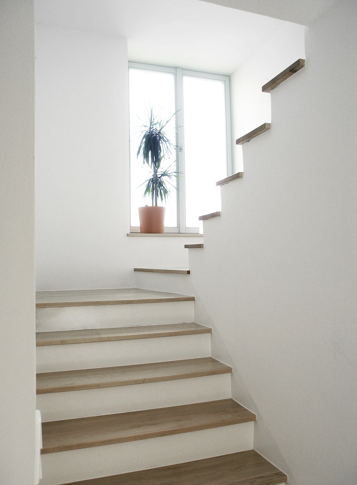 stoiber-architektur_dachgeschossausbau_neubau-anbau_holzbau_treppenhaus_08 Treppenhaus mit Fenster, Einfamilienhaus Umland München
