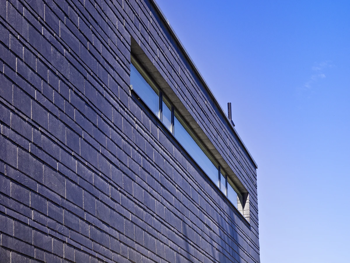 stoiber-architektur_neubau-einfamilienhaus_muenchen_detail_fassade_03 Detailbild Fassadenverkleidung mit Fenster, Einfamilienhaus, München, 2010,