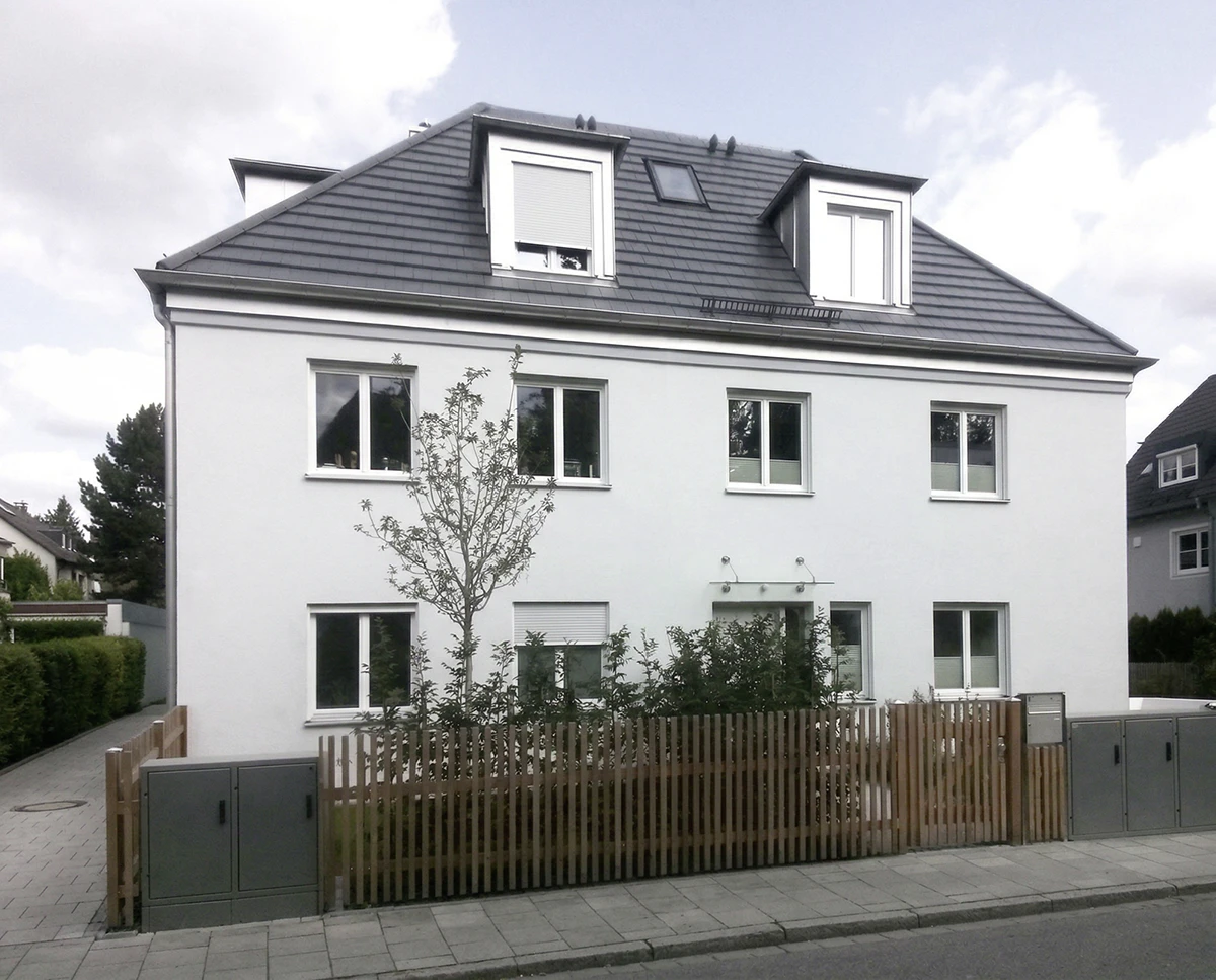 Mehrfamilienhaus Sendling, Neubau in Ziegelbauweise, Aussenansicht Fassade in weiss, dunkelgraues Ziegeldach