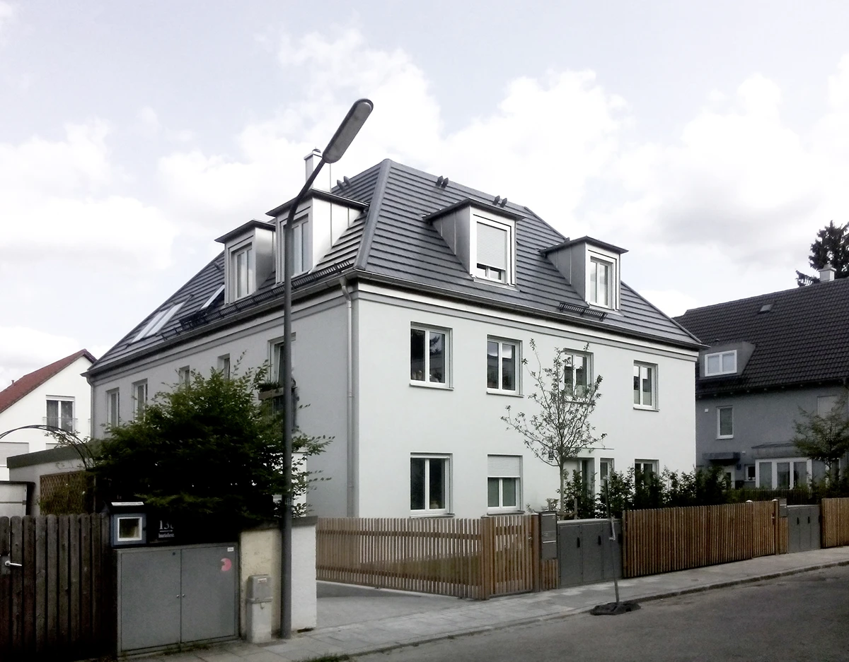 stoiber-architektur_neubau-mehrfamilienhaus-sendlilng_aussenansicht_02 Mehrfamilienhaus Sendling, Neubau in Ziegelbauweise, Aussenansicht Fassade in weiss, dunkelgraues Ziegeldach