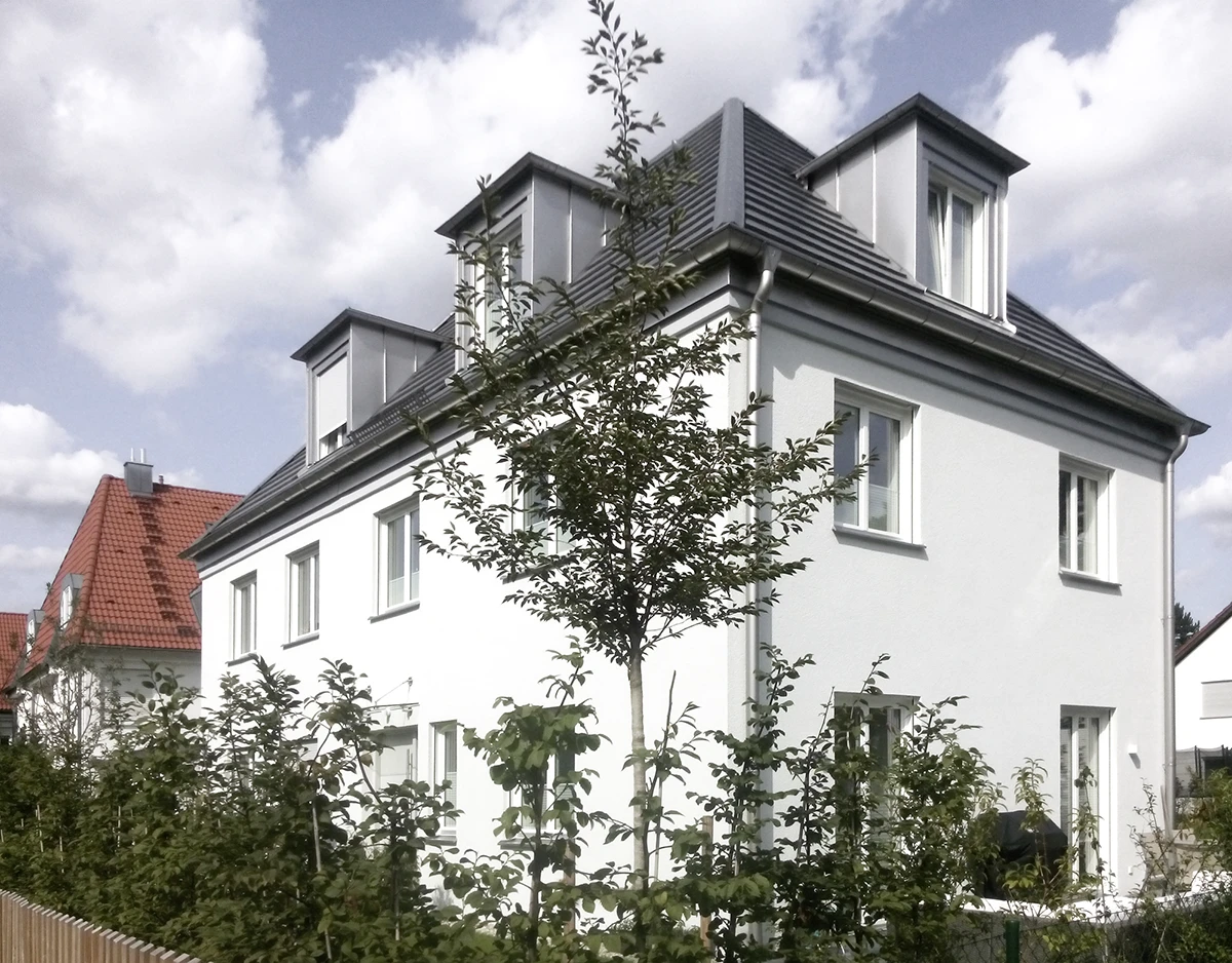 stoiber-architektur_neubau-mehrfamilienhaus-sendlilng_aussenansicht_03 Mehrfamilienhaus Sendling, Neubau in Ziegelbauweise, Aussenansicht Fassade in weiss, dunkelgraues Ziegeldach