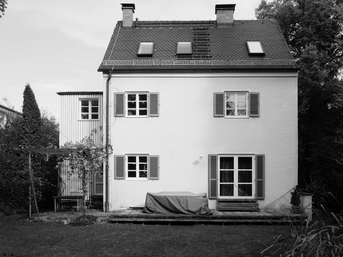 stoiber-architektur_sanierung-einfamilienhaus-anbau_muenchen-obermenzing_bestand-garten_08 Blick auf das Haus aus dem Garten vor der Sanierung
