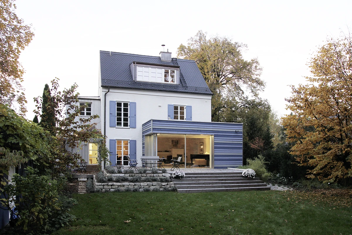 Sicht auf das sanierte Haus aus dem Garten