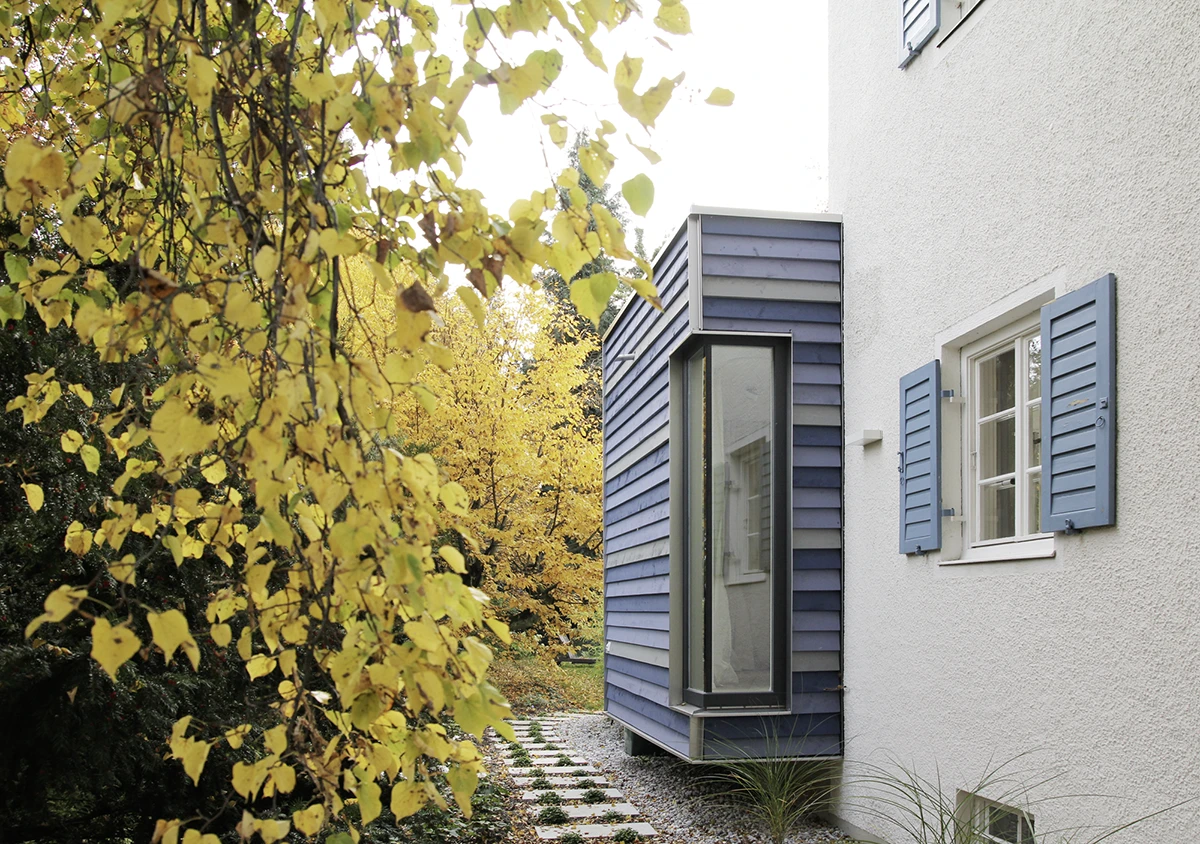 stoiber-architektur_sanierung-einfamilienhaus-anbau_muenchen-obermenzing_fassade-seitlich_04 Seitlicher Blick auf das sanierte Haus und den Anbau