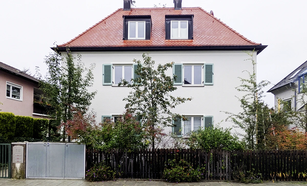 Aussenansicht saniertes Mehrfamilienhaus mit ausgebautem Dachgeschoss nach der Sanierung, München, 2020