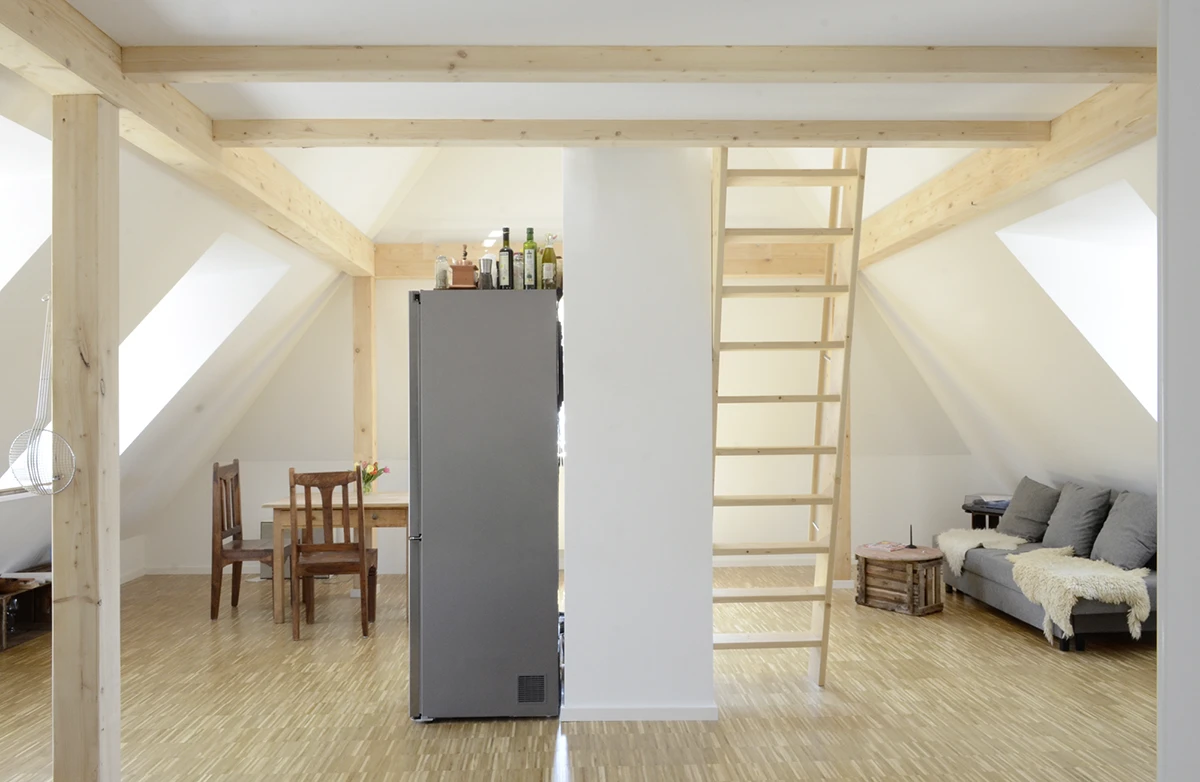 stoiber-architektur_sanierung_muenchen_dachgeschoss_wohnbereich_09 Wohnbereich im ausgebauten Dachgeschoss, Decke und Wände in weiss, Holzfussboden, offene Treppe in den Giebel