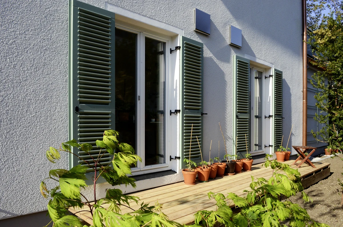 stoiber-architektur_sanierung_muenchen_fassade_terasse-sued_04 Seitlicher Blick auf das Haus, Süd-Terasse
