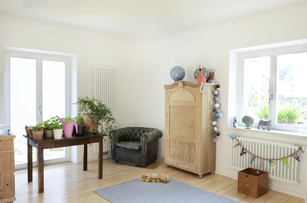 stoiber-architektur_sanierung_muenchen_kinderzimmer_07 Kinderzimmer, weiße Wände, Holzfussboden, große Fenster