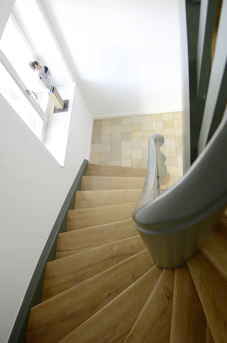 stoiber-architektur_sanierung_muenchen_treppenhaus_von-oben_12 Sicht im Treppenhaus von oben die Stufen runter