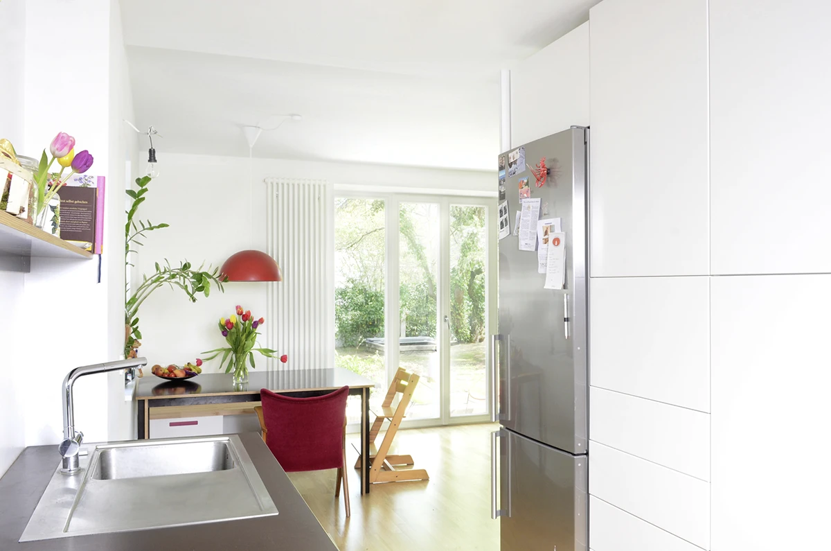 stoiber-architektur_sanierung_muenchen_wohnkueche_06 Moderne Wohnküche, weisse Wände, gebürsteter Edelstahl, Holzfussboden