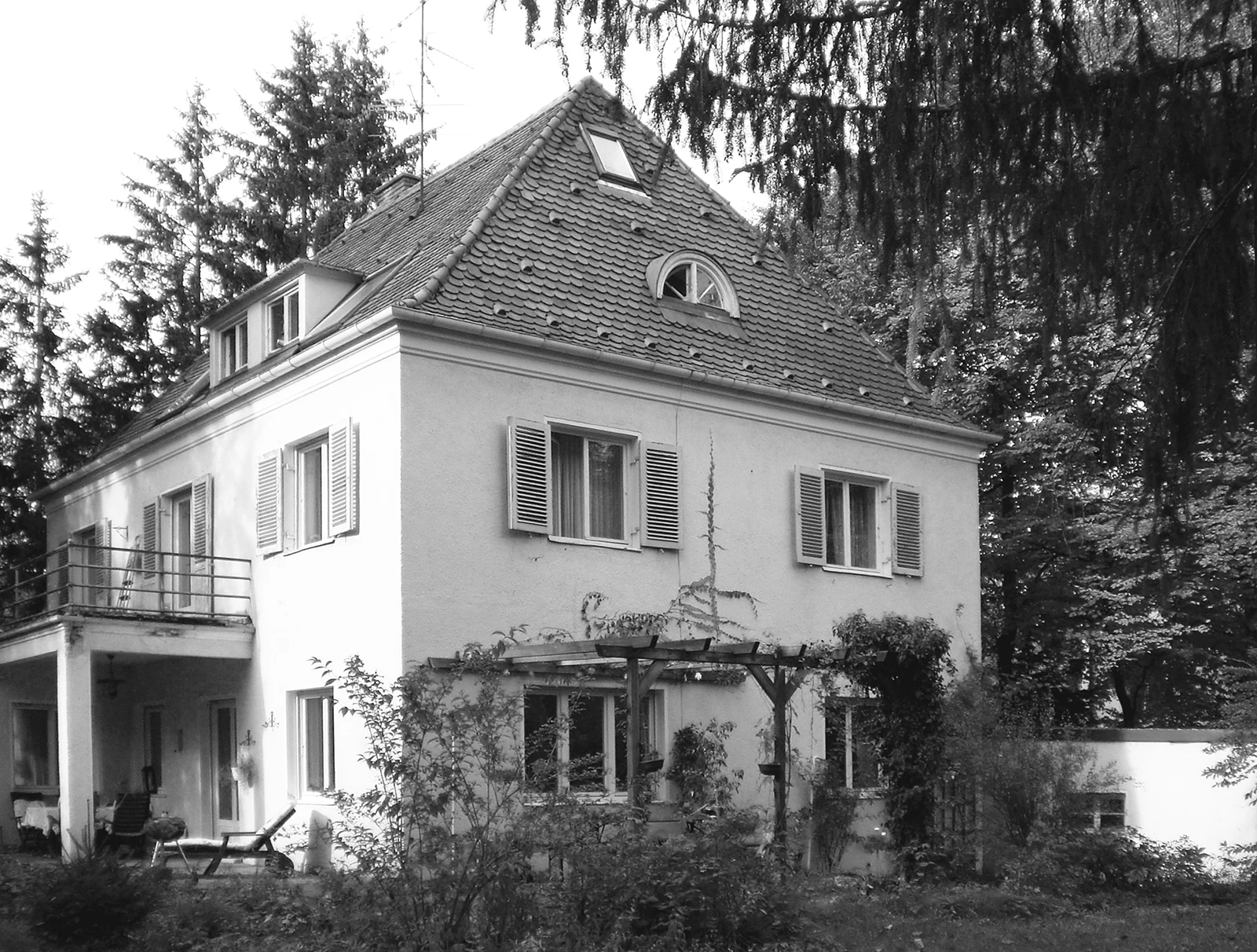 stoiber-architektur_sanierung_villa_harlaching_aussenansicht-totale-vor-sanierung_09 Aussenansicht des Hauses, Eingangsbereich, vor der Sanierung
