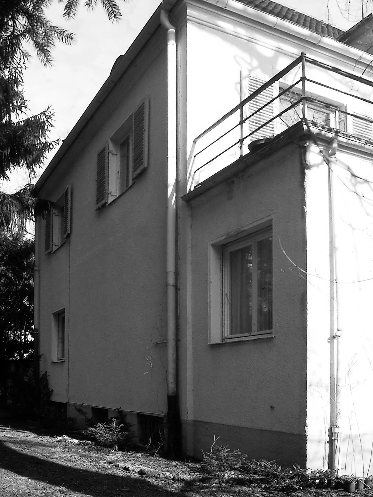 stoiber-architektur_sanierung_villa_harlaching_aussenansicht-vor-sanierung_10 Aussenansicht des Hauses, seitlich, vor der Sanierung