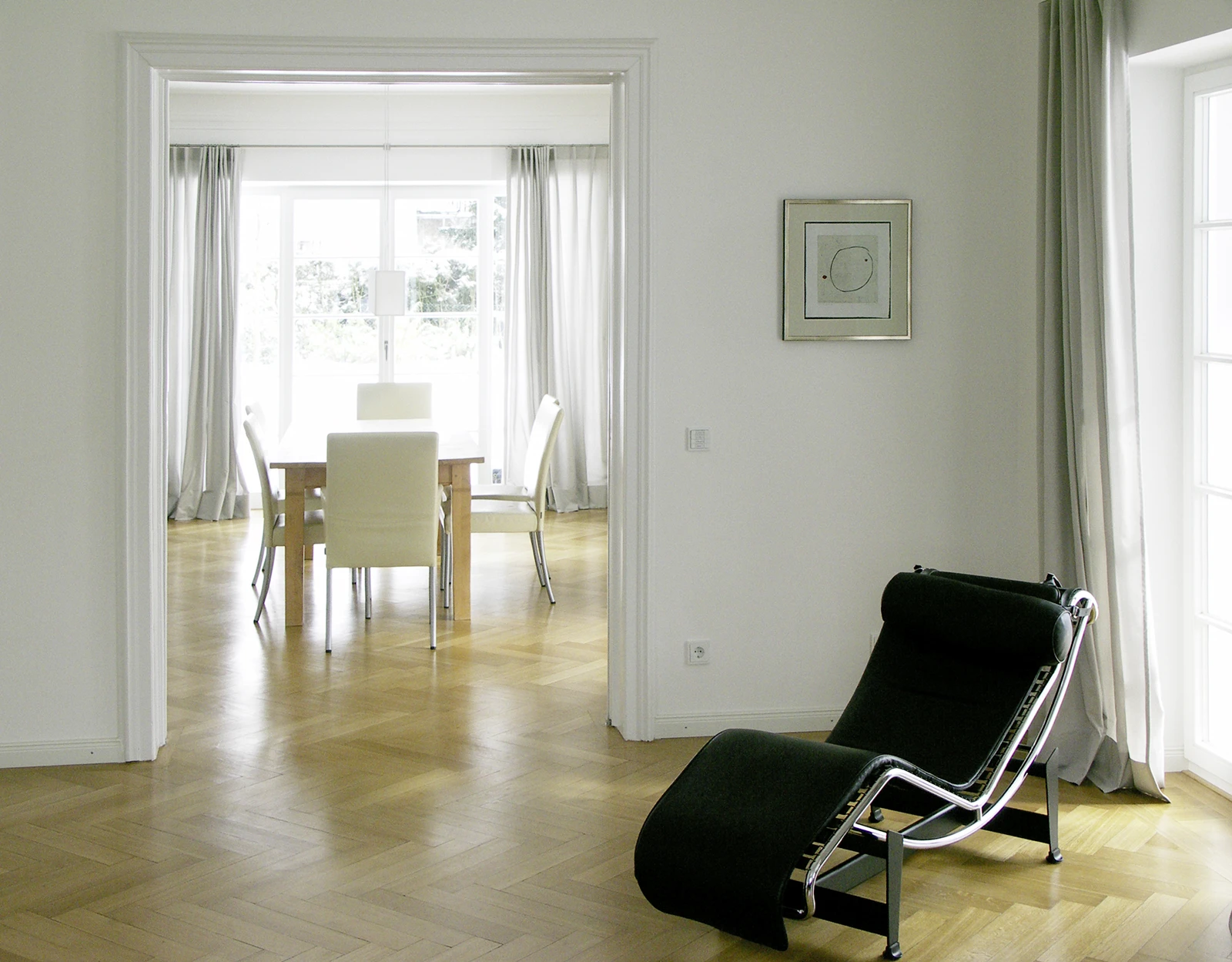 stoiber-architektur_sanierung_villa_harlaching_esszimmer_03 Wohnzimmer mit elegantem Sessel und Blick auf den Esstisch