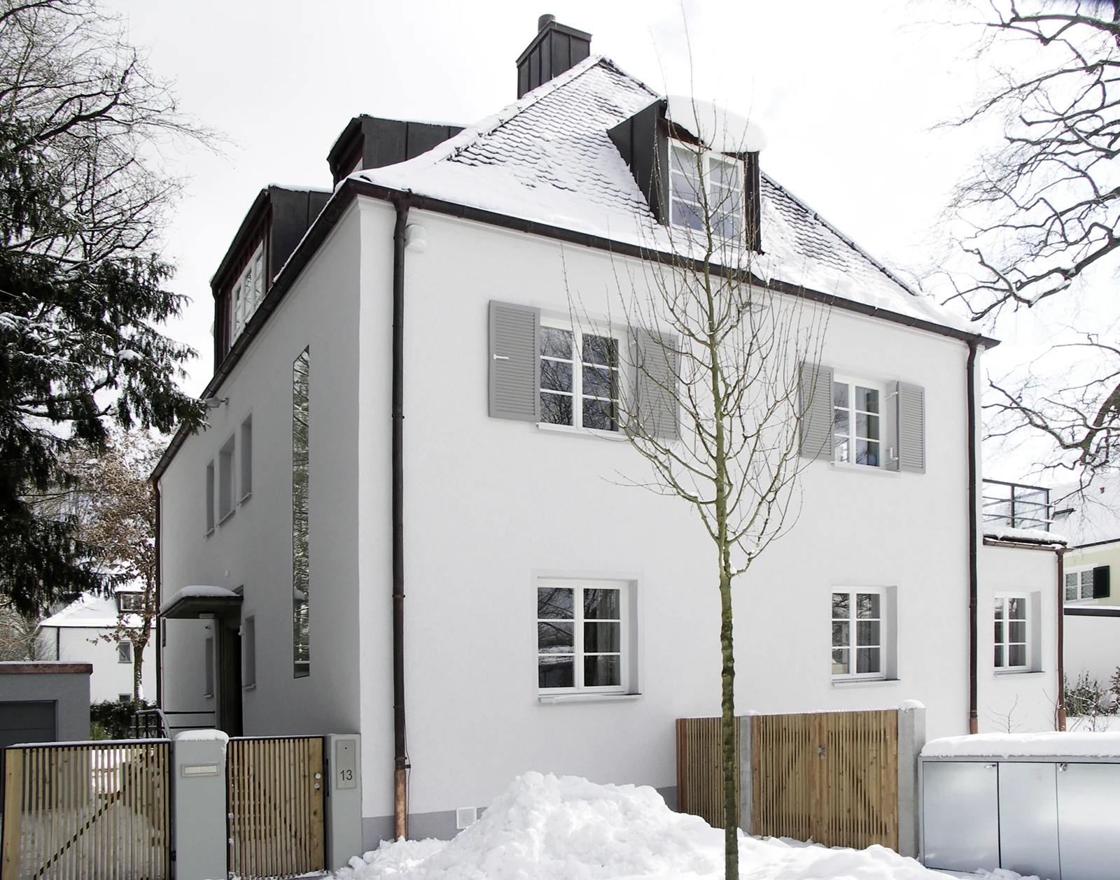 stoiber-architektur_sanierung_villa_harlaching_fassade_02 Blick von aussen auf dass das sanierte Haus im Winter