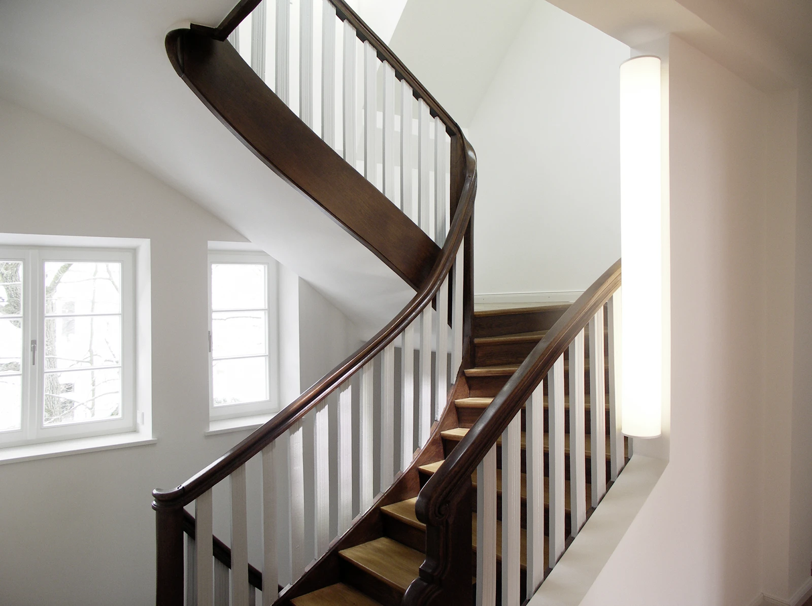 stoiber-architektur_sanierung_villa_harlaching_treppe_06 Blick in das Treppenhaus aus einem Stockwerk