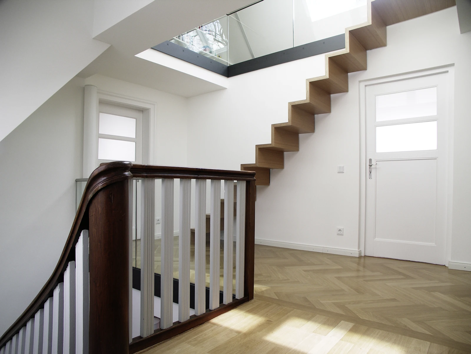 stoiber-architektur_sanierung_villa_harlaching_treppe_07 Blick in das Treppenhaus aus einem Stockwerk