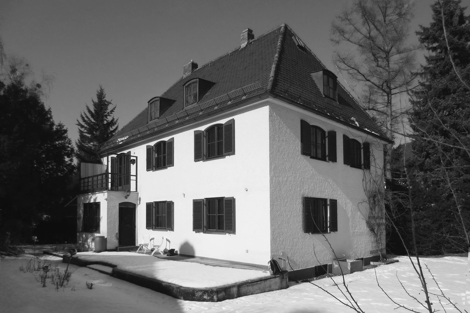 stoiber-architektur_sanierung_villa_sendling_aussenansicht_10 Aussenansicht des Gebäudes in Schwarz/Weiss, vor der Sanierung