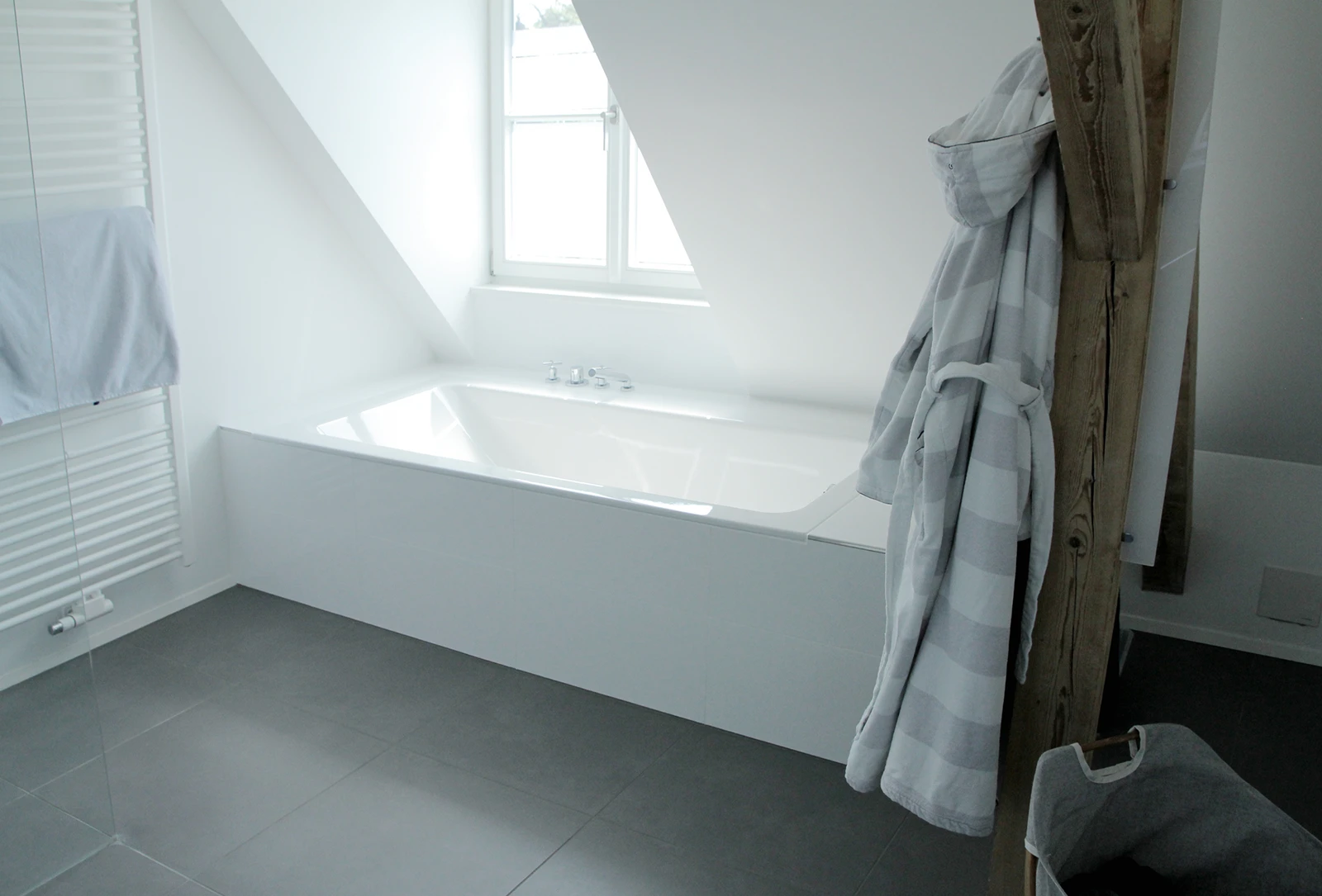 stoiber-architektur_sanierung_villa_sendling_badezimmer_08 Modernes Badezimmer mit grau gefliesten Kachelboden