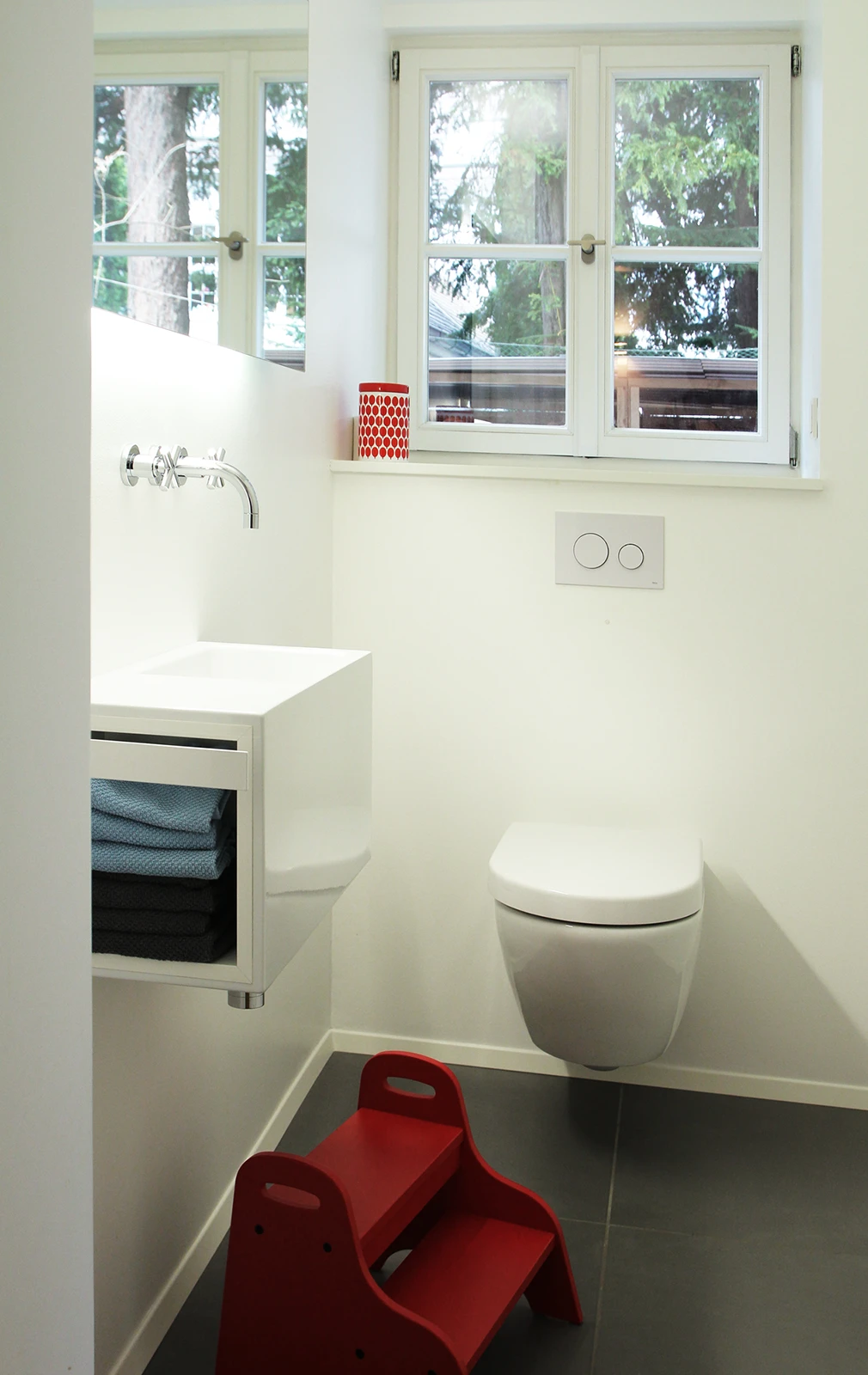 stoiber-architektur_sanierung_villa_sendling_gaeste-wc_09 Gäste-WZ mit modernen WC und Waschbecken