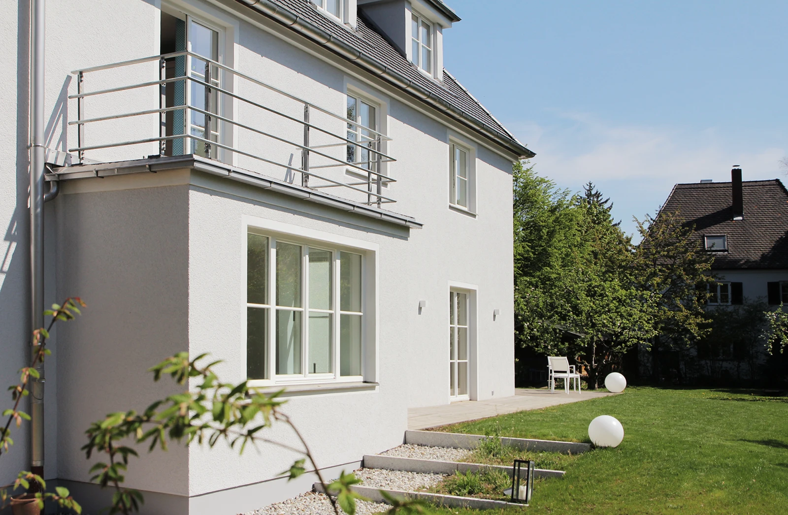 stoiber-architektur_sanierung_villa_sendling_garten_02 Blick auf das Haus auf dem Garten, Balkon im ersten Stockwerk