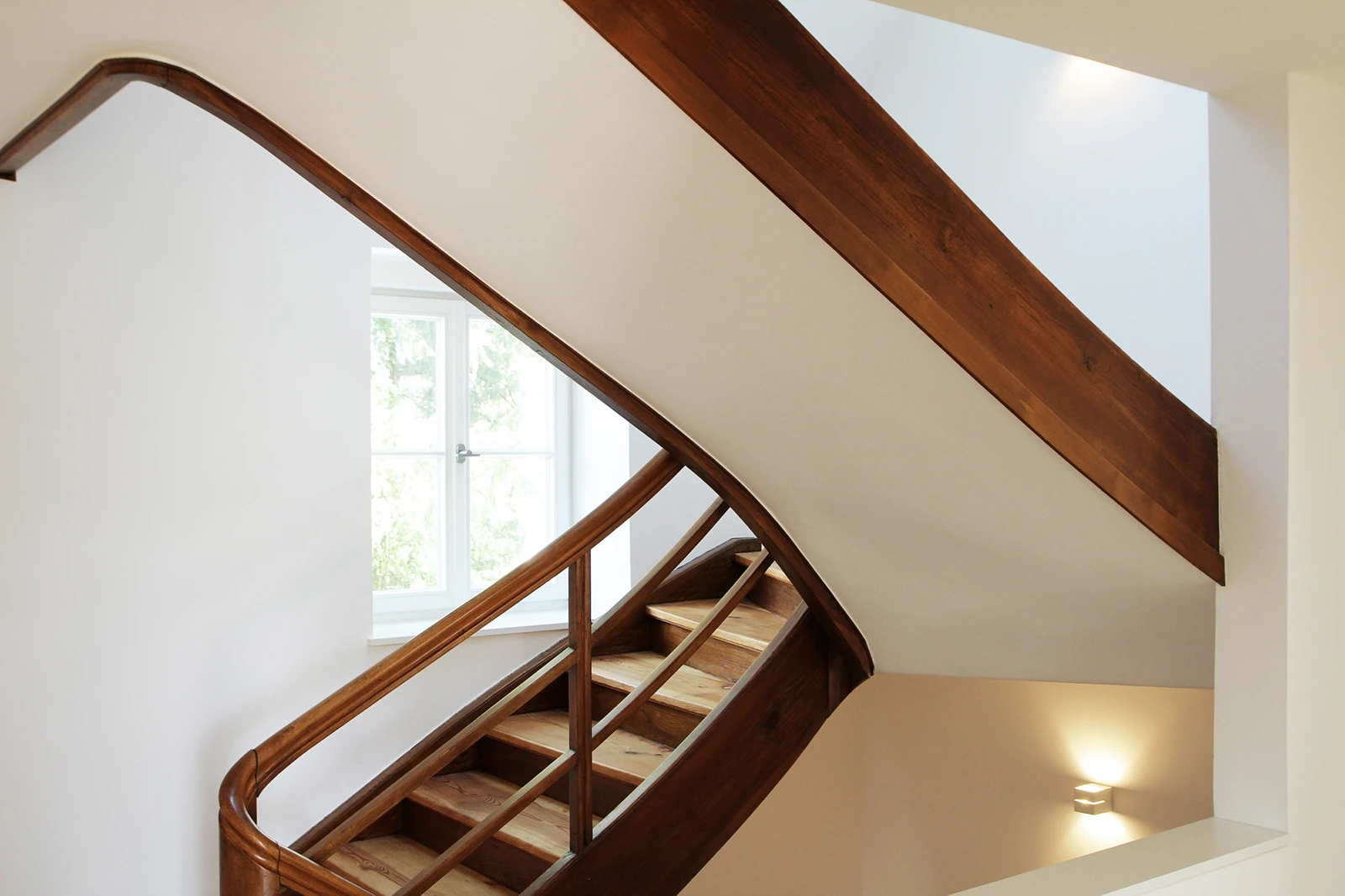 stoiber-architektur_sanierung_villa_sendling_treppenhaus_07 Treppbenhaus des Gebäudes