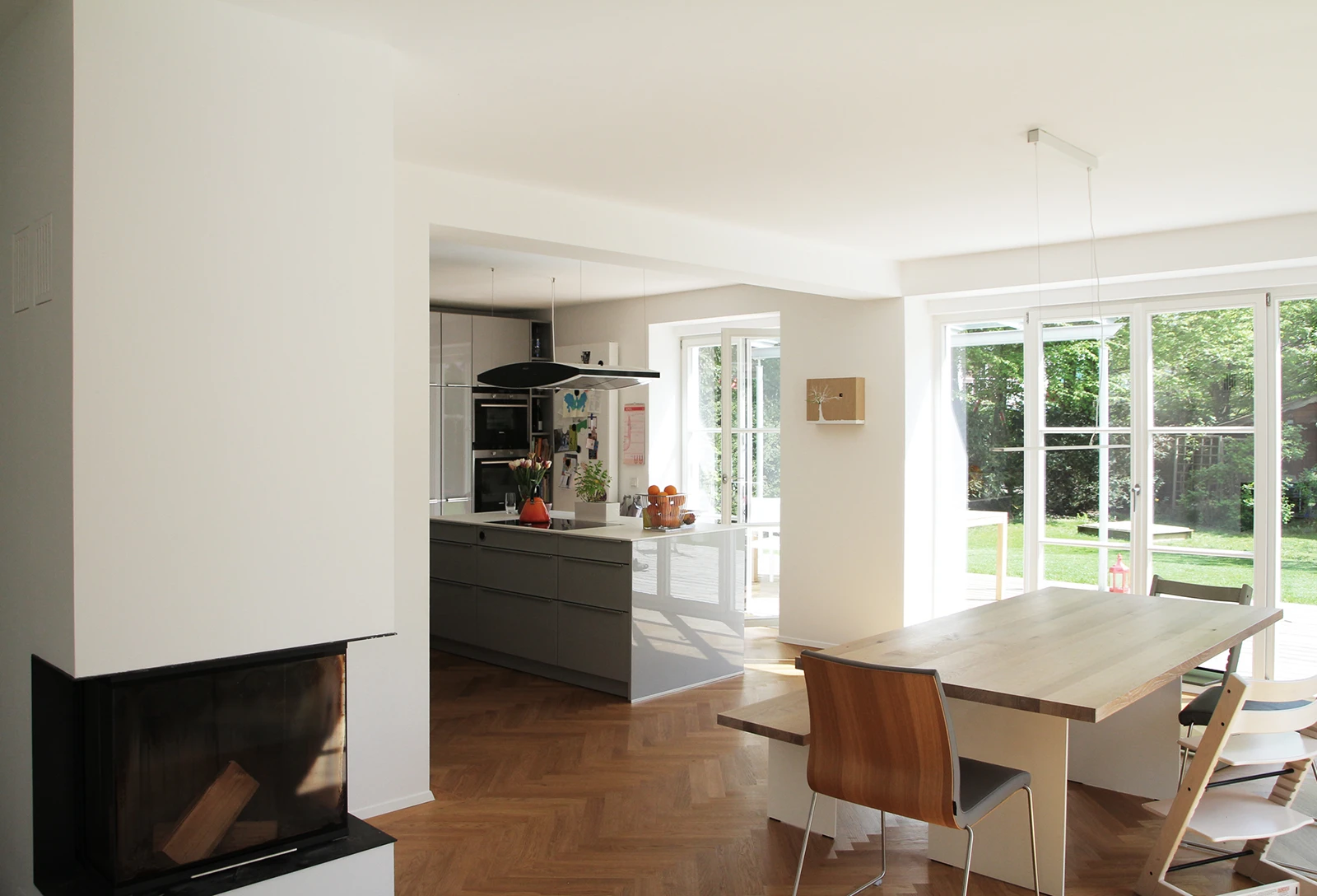 stoiber-architektur_sanierung_villa_sendling_wohn-essbereich_05 Blick aus dem Wohn- Essbereich in die Küche mit Kücheninsel