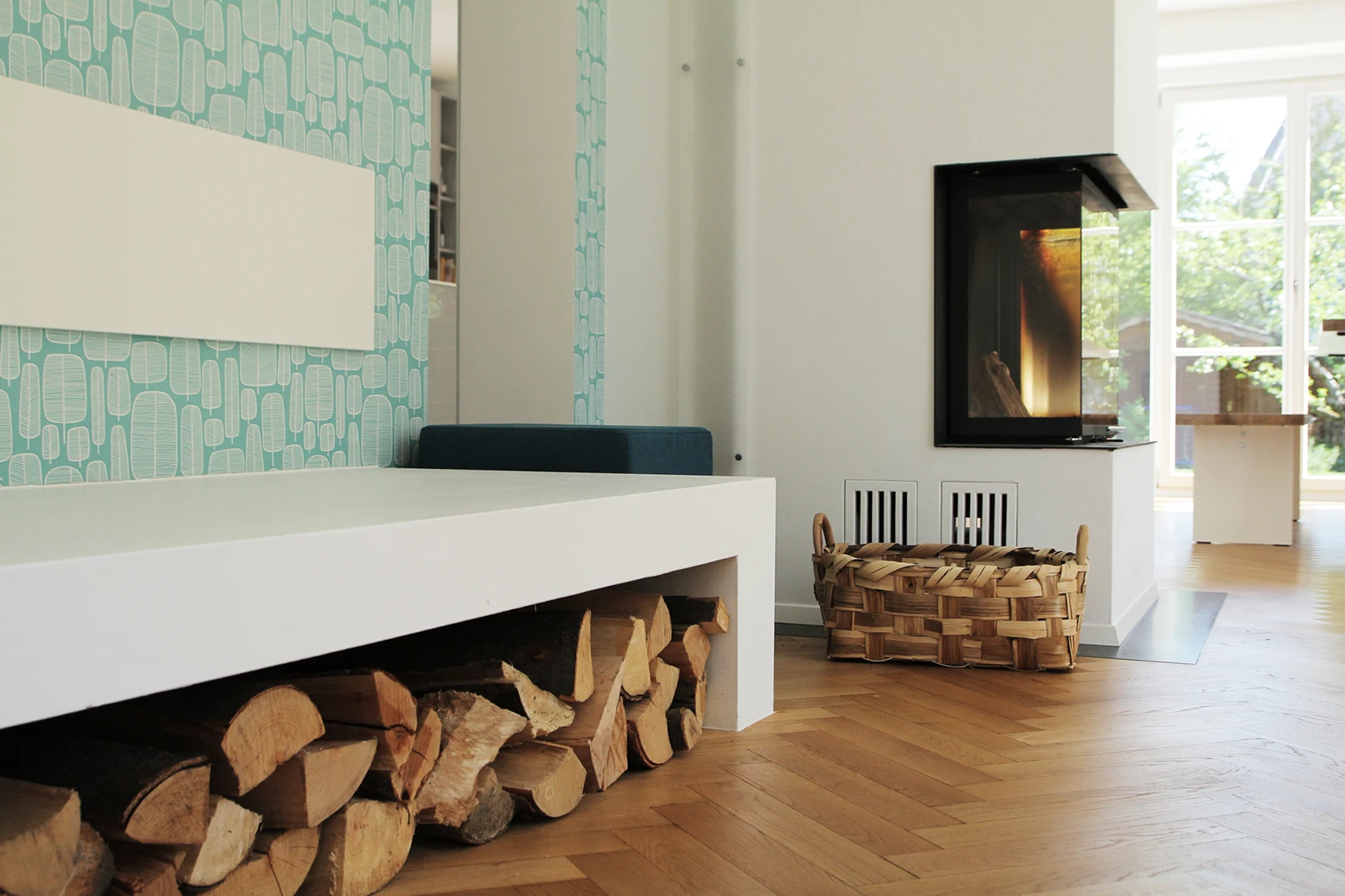 stoiber-architektur_sanierung_villa_sendling_wohnzimmer_kamin_06 Wohnzimmer mit Holzfussboden und einem modernen Kamin, Holzlager