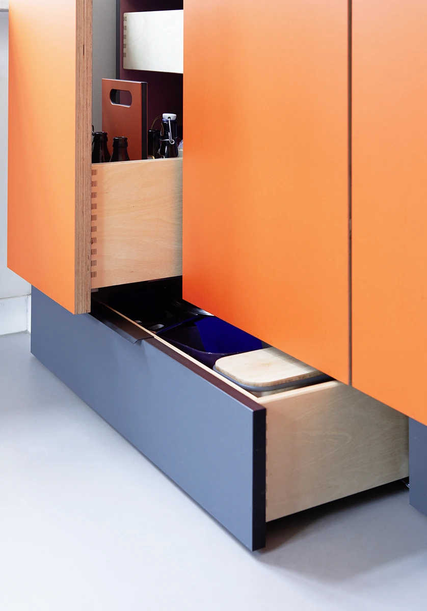 stoiber-architektur_umgestaltung-wohnkueche_muenchen_schublade_10webp Leicht geöffnete Schublade, darunter geöffnete Bodenschublade in der Küche, 2021, München