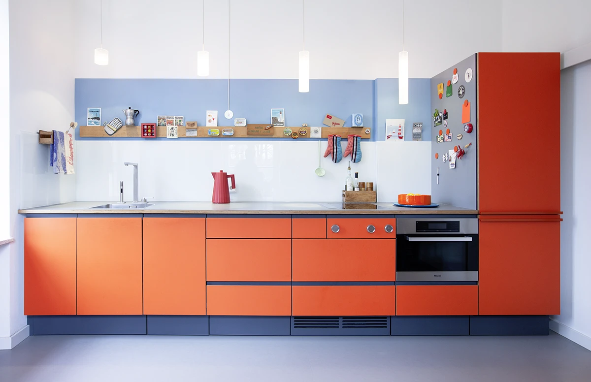 Gesamtbild einer Küchenzeile, Fronten in rot/Orange, moderne Geräte, 2021