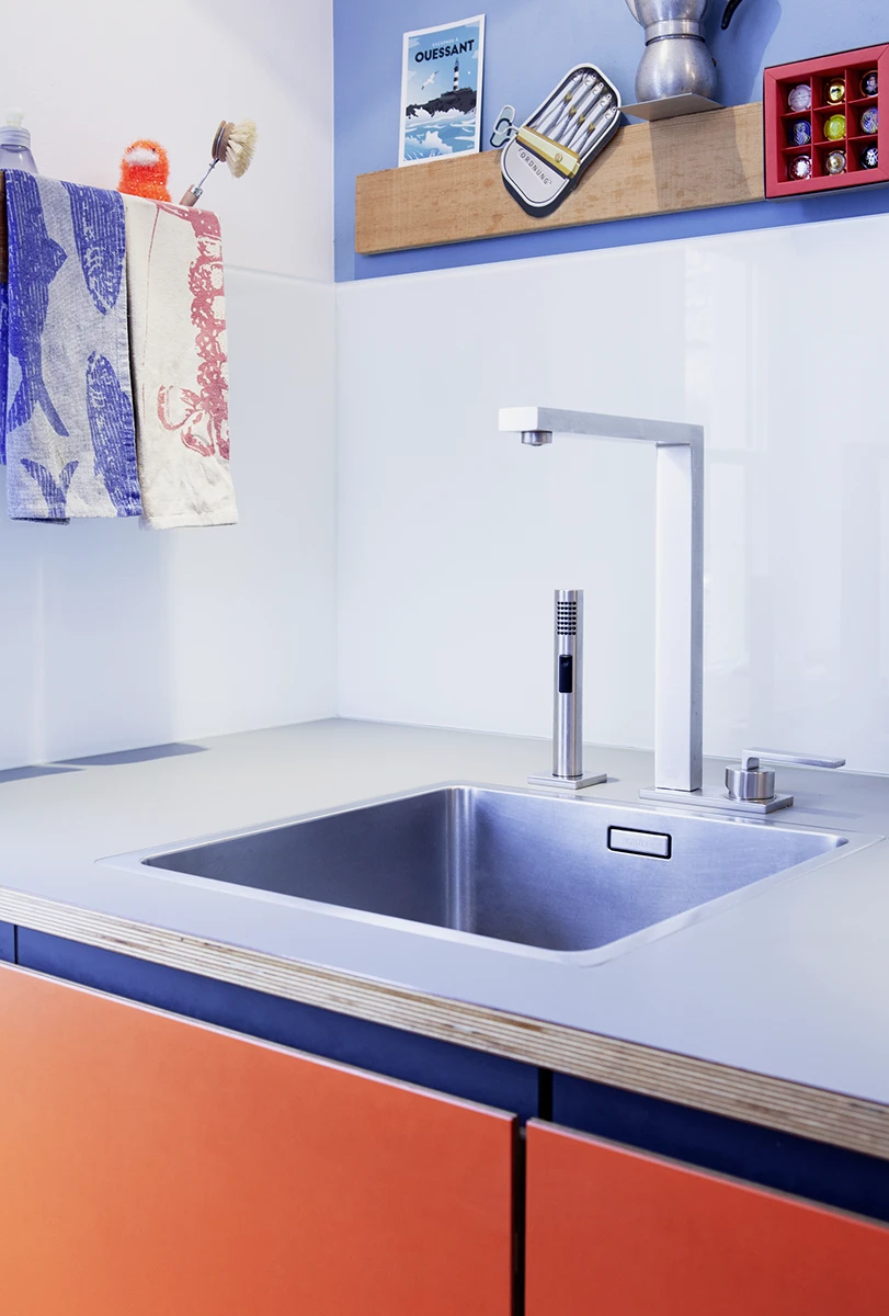 stoiber-architektur_umgestaltung-wohnkueche_muenchen_waschbecken_02 Waschbecken der umgestalteten Wohnküche mit moderner Armatur, 2021