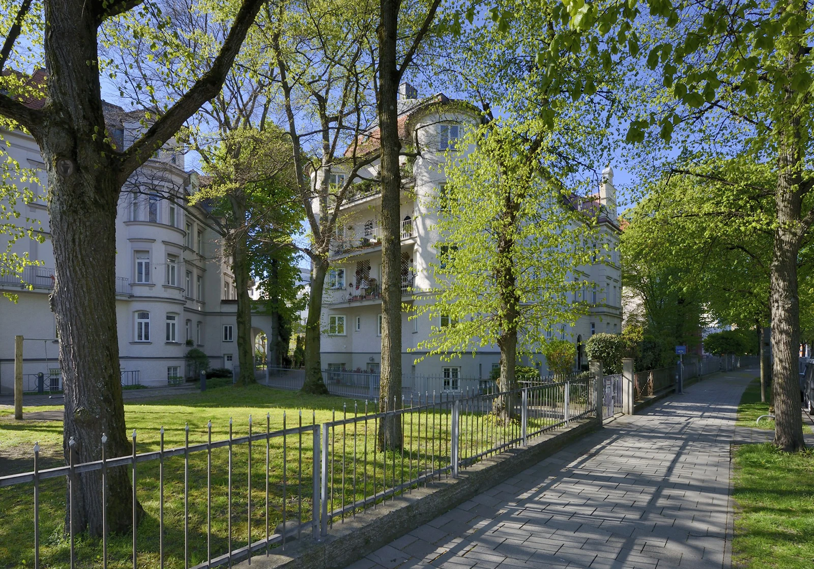 Aussenansicht des Hauses an der Theresienwiese mit Bäumen im Vordergrund, Bauen im Bestand