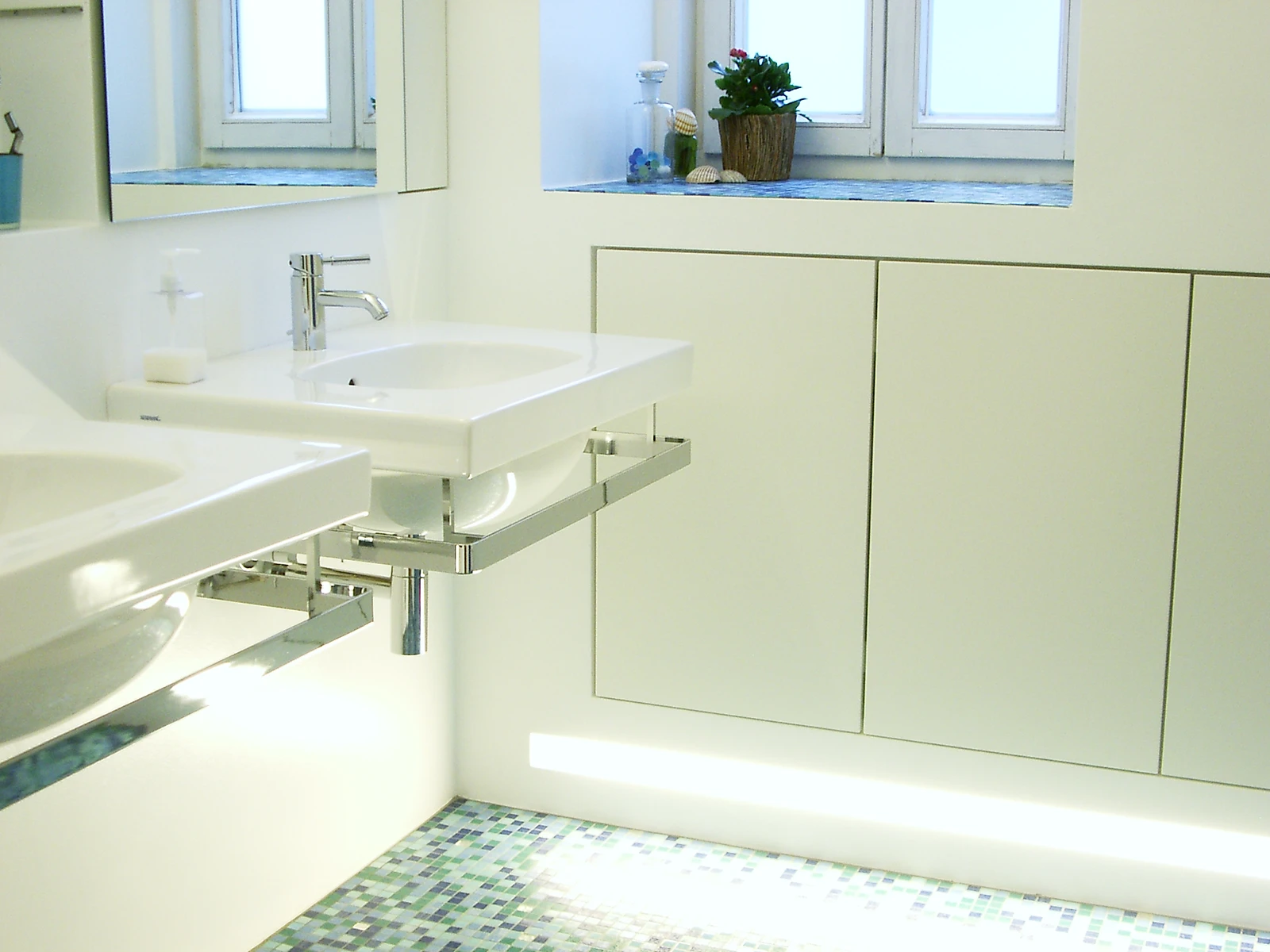 Modernes Badezimmer nach Sannierung, in weiß gehalten