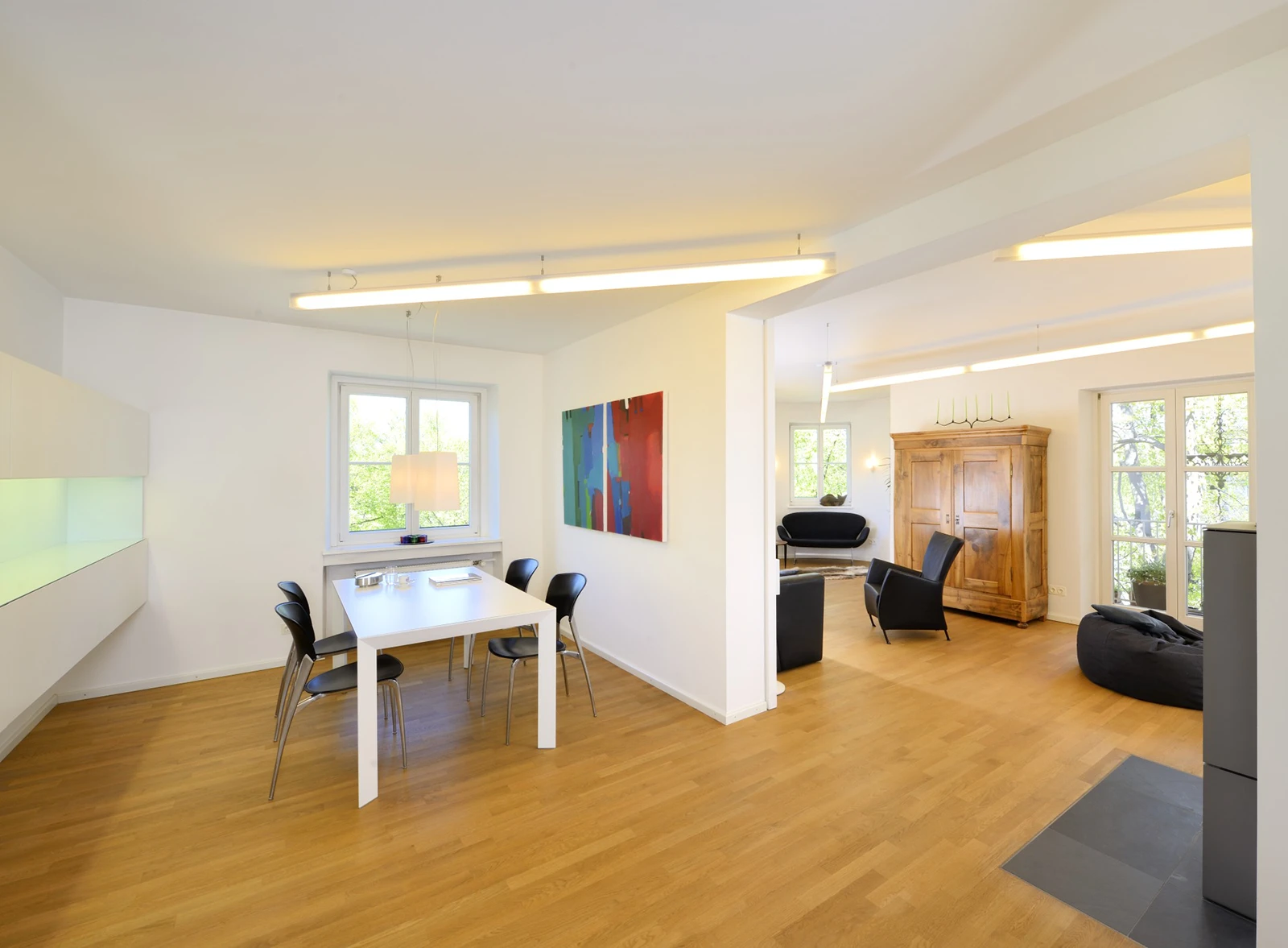 Blick auf den Ess- und Wohnbereich der Wohnung