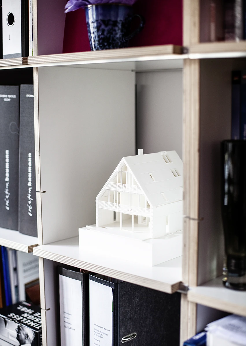Regalwand mit Architektur Modell.
