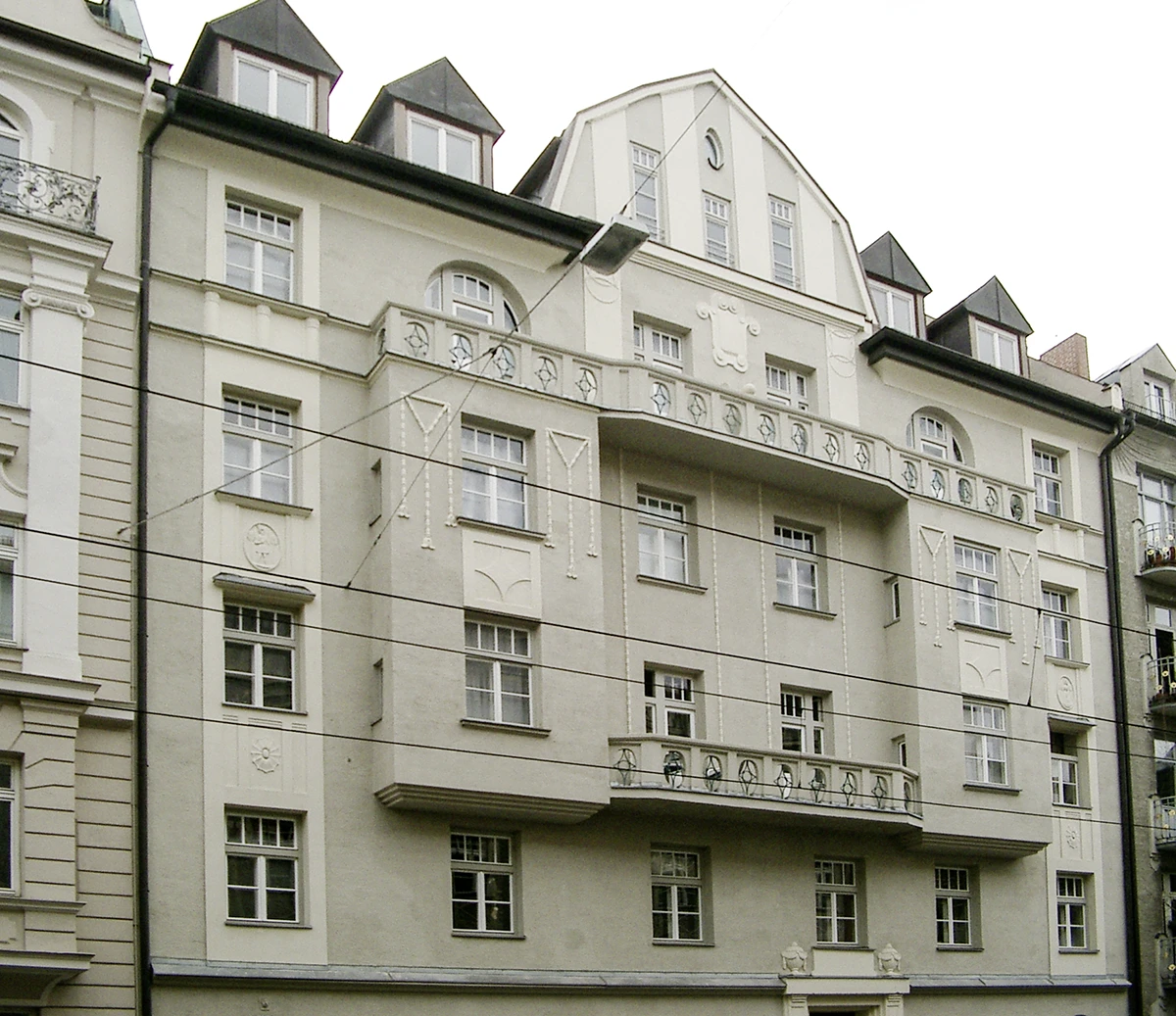 stoiber-architektur_denkmal_sanierung_dachgeschossausbau_muenchen_fassade_02 Sanierte Jugendstilfassade in München-Haidhausen mit Erkern, Balkonen, Mansardgiebel und Dachgauben